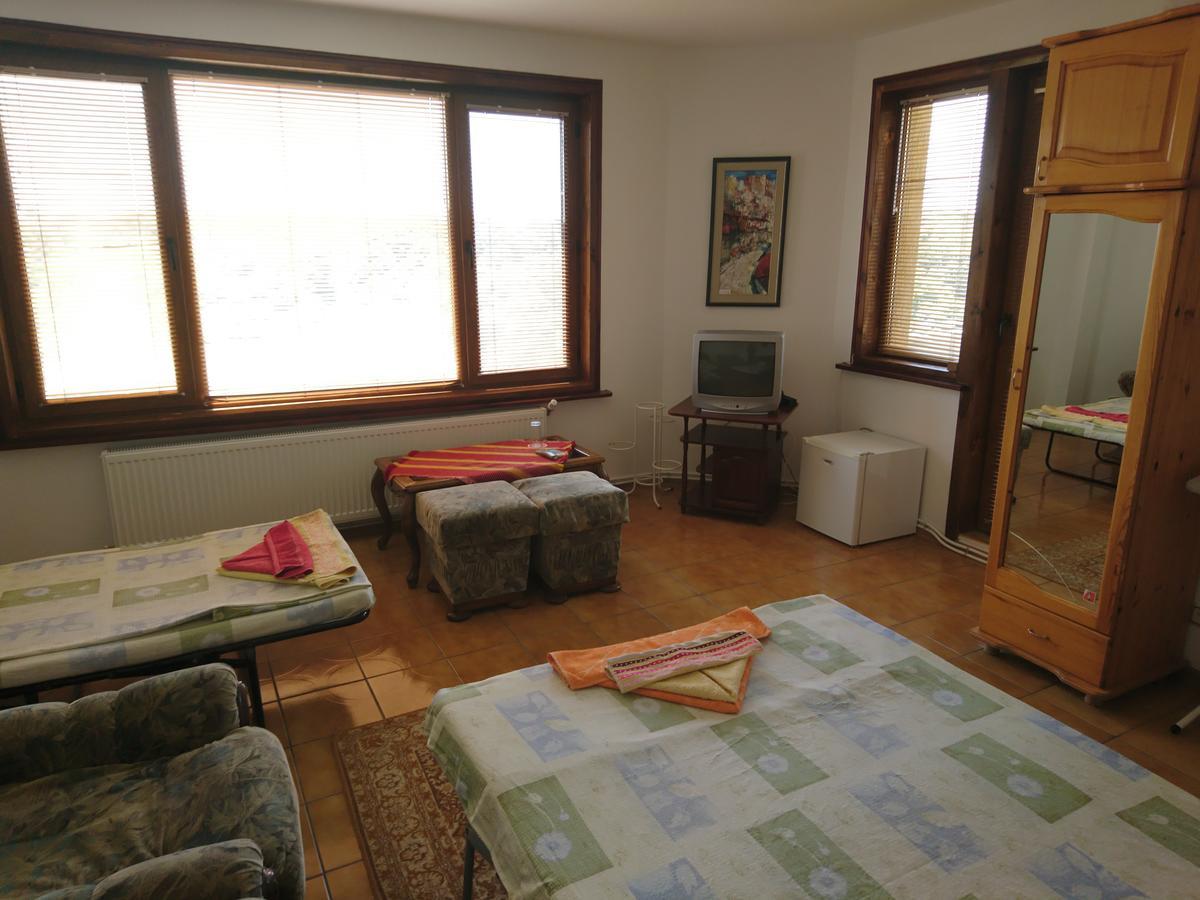 Guest House Nash Dom Kavarna Buitenkant foto